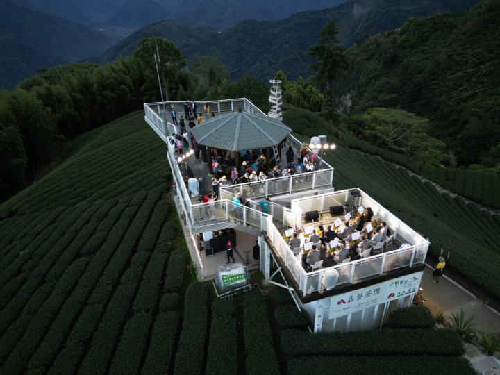 嘉義縣太和休閒農業區1314觀景台16日清晨舉辦愛你99「迎晨曦音樂會」，360度環視高山茶園風光，阿里山的日出，耳邊還傳來優美音樂旋律，令與會者陶醉。（嘉義縣政府提供）