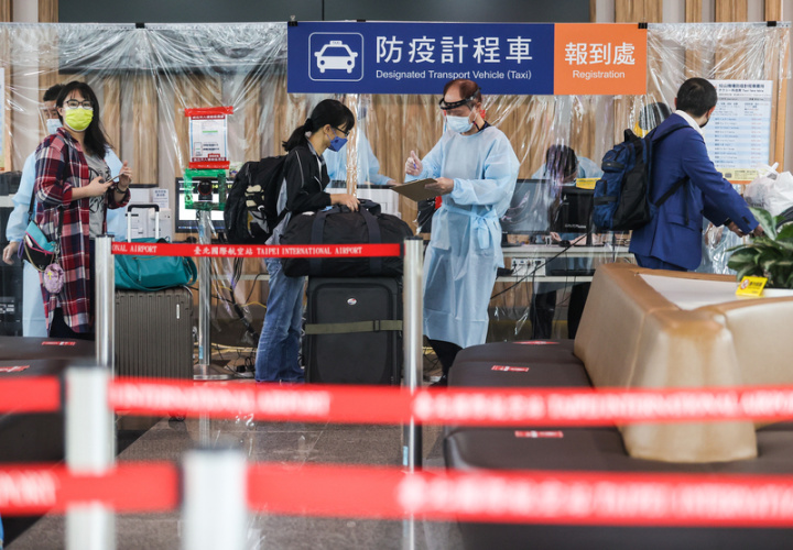 圖為台北松山機場入境旅客在防疫計程車櫃檯報到。