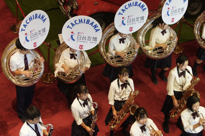 受文總及慶籌會邀請，將於國慶典禮上演出的日本京都橘高校吹奏部學生，6日在台北圓山大飯店大廳快閃演出，學生的樂器掛上「日台友情」的牌子。