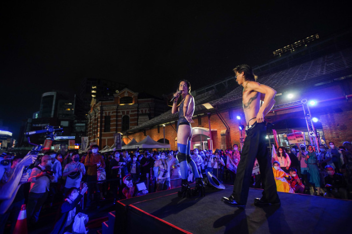 2022台灣跨性別遊行28日晚間在台北西門紅樓廣場熱鬧登場，舞台區特別邀請跨性別表演者熱舞演出，展現自我風格，也呼籲民眾一起關注跨性別處境，成為跨性別者支持的力量。