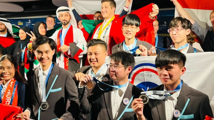 6位台灣國手林義峰（上右1）、張皓鈞（上右2）、黃帟紳（左2）、陳冠宇（左3）、張仁杰（右2）、李侑學（右1）與其他國家得獎選手合照。台灣隊在5職類中摘下5項獎牌，百發百中。（國際技能競賽法國代表團提供）