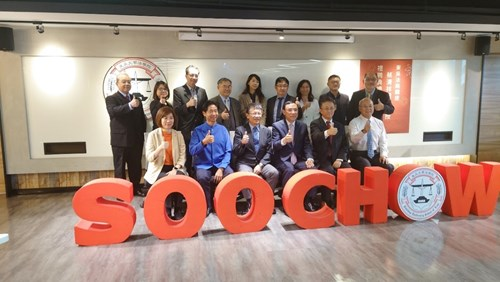 蔡部長與東吳大學潘維大校長、董保城副校長及法學院老師合影留念