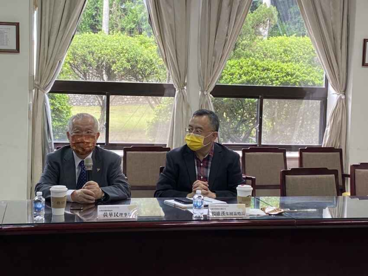本次論壇由「台灣非洲經貿協會」理事長黃華民(左)擔任主持人。圖/政治大學國際關係研究中心提供