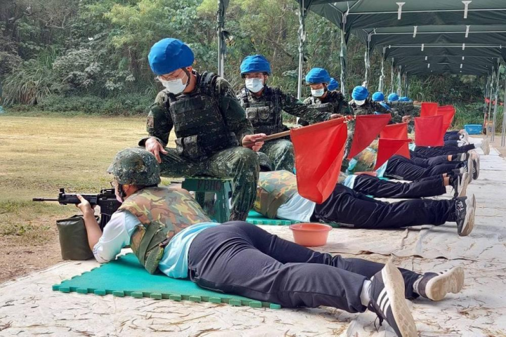 陸軍58砲指部協助教育部臺中聯絡處辦理「111年度高中職學生實彈射擊體驗」活動。（陸軍第10軍團提供）