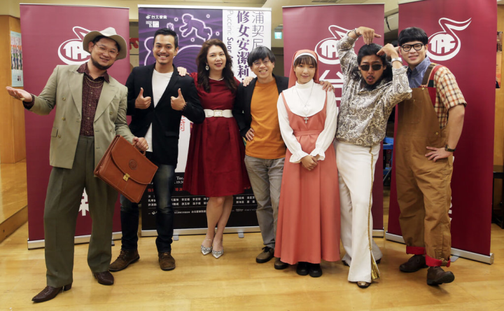 台北愛樂歌劇坊將推出獨幕歌劇浦契尼的「修女安潔莉卡」與拉威爾「西班牙時光」，男中音胡庭維（左起）、導演陳昶旭、女高音蕭涵、台北愛樂歌劇坊音樂總監邱君強、女高音蔡澐宣、男高音孔孝誠以及男中音陳翰威4日出席記者會。（台北愛樂文教基金會提供） 