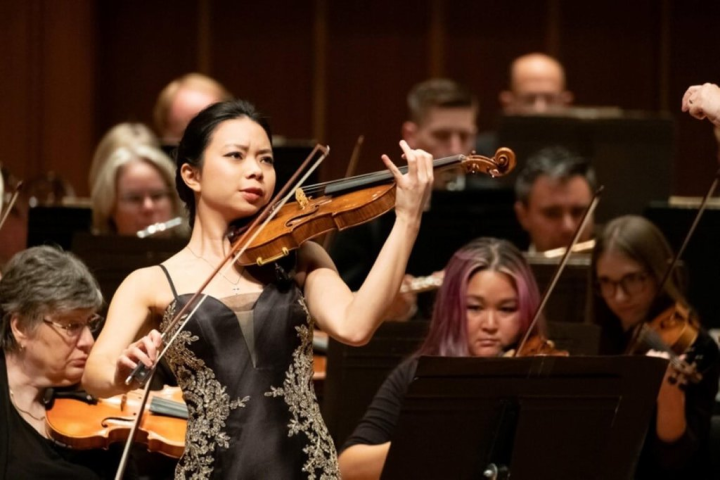 28歲美籍台裔小提琴家黃凱珉（Sirena Huang）（前左）獲得第11屆美國印第安納波利斯國際小提琴大賽首獎；黃凱珉比賽時檢測出陽性染疫，仍堅持出賽，意志力堅強，最終夢想成真。圖為黃凱珉進入決賽照片。（黃凱珉提供）