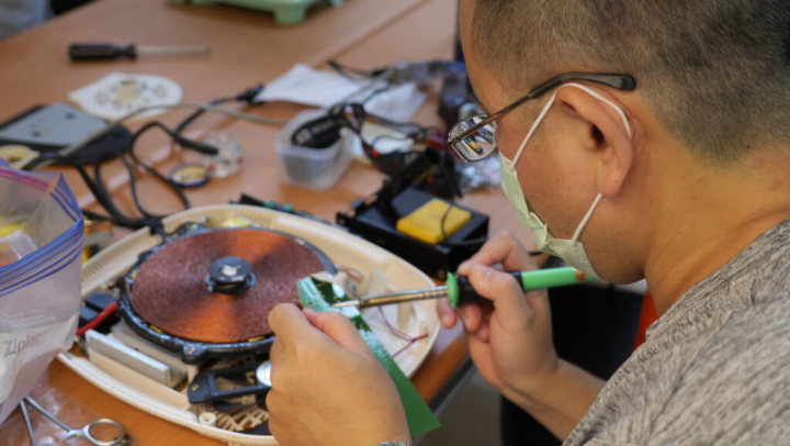 地球公民基金會2日在高雄舉辦「讓我們重修舊好－修理咖啡館」活動，現場並安排小家電修理實作，吸引約25名民眾到場交流、還有近20人在線上聆聽。（地球公民基金會提供）