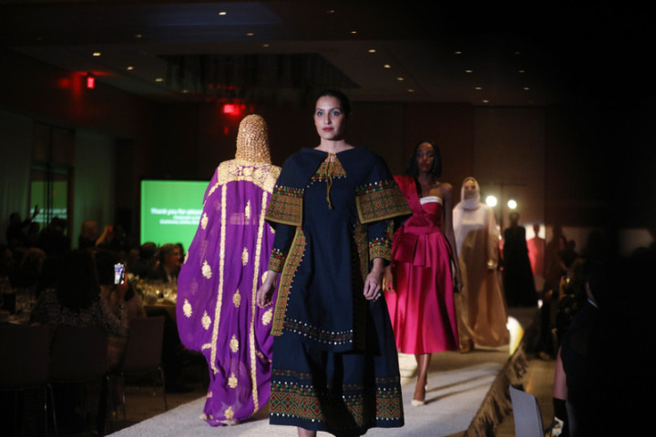 台灣設計師劉詠苒為總統蔡英文量身打造、充滿原住民風格的晚宴服飾（前右），12日晚間在首屆「第一時裝晚宴」上展示，展現台灣原民文化。中