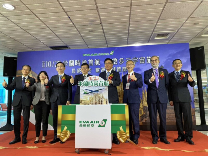 長榮航空25日舉辦台北、米蘭航線首航儀式，除了長榮航空董事長林寶水（右4）、總經理孫嘉明（左1）外，包含交通部長王國材（左4）等官員也都出席祝賀。