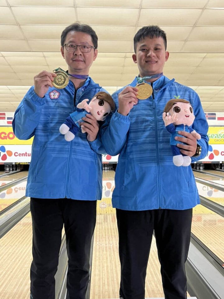 第24屆夏季達福林匹克運動會（聽障奧運）保齡球賽事在馬來西亞舉行，台灣隊謝盛福（左）與陳建豪（右）24日在男子雙人賽金牌戰以206比189擊敗韓國組合奪金。（體育署提供）