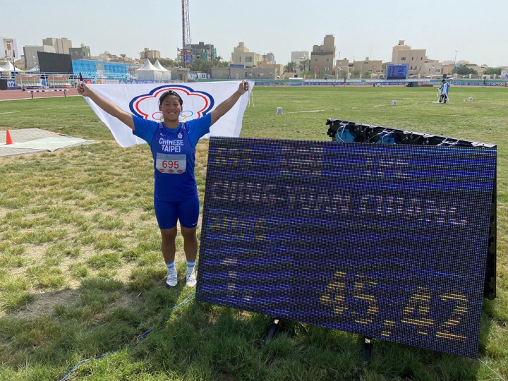 台灣田徑小將江靜緣14日在2022亞洲青年田徑錦標賽女子鐵餅決賽，飆出生涯最佳的45公尺42，一舉逆轉拿下這次賽會台灣代表團首金。（中華田協提供）