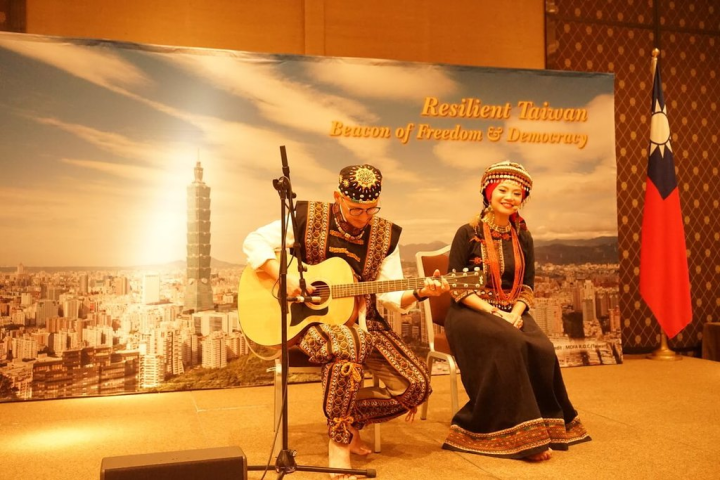 駐日內瓦辦事處與駐世界貿易組織代表團111年國慶晚會，特別安排旅瑞學人現場表演原住民舞蹈及歌曲，現場並擺設台灣傳統文物及客家花布燈籠，展現台灣多元文化之美。（駐日內瓦辦事處提供）