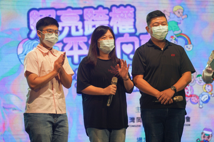 2022台灣跨性別遊行28日晚間在台北西門紅樓廣場舉行，以「照亮跨權，平等向前」為活動主軸，並邀請跨性別家庭到場分享，體現家長以行動做跨性別孩子的最強後盾。