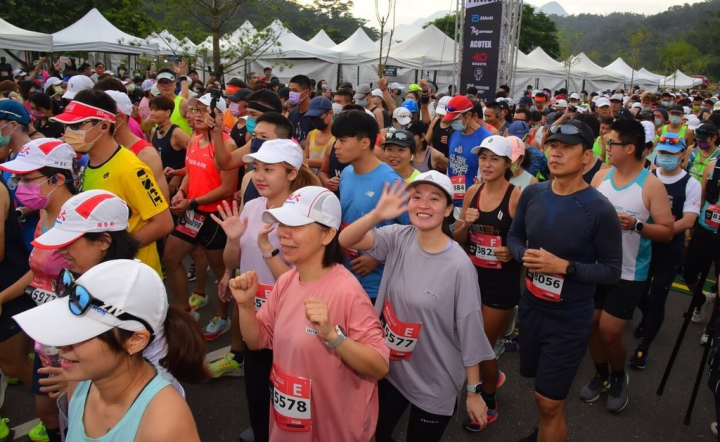 日月潭環湖馬拉松30日登場，吸引約6400人報名，主辦單位結合公益，參加者每跑1公里就捐新台幣1元給失依兒童，合計捐款16萬8000元給兒童之家。（南投縣政府提供）