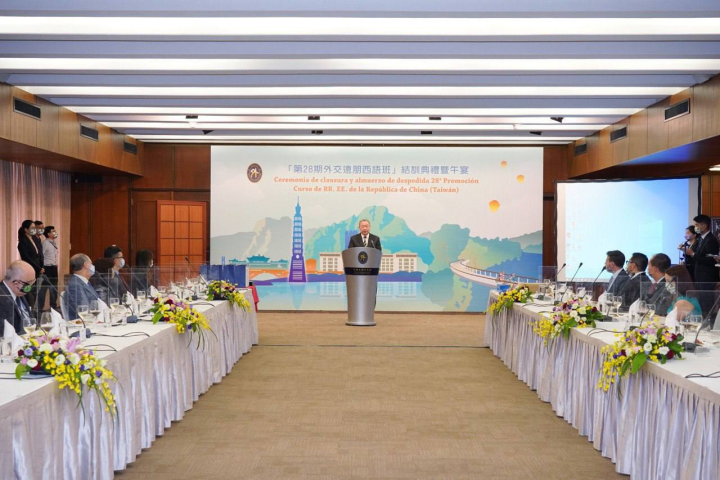 外交部常務次長俞大㵢於「第28期外交遠朋西語班」結訓典禮中致詞。