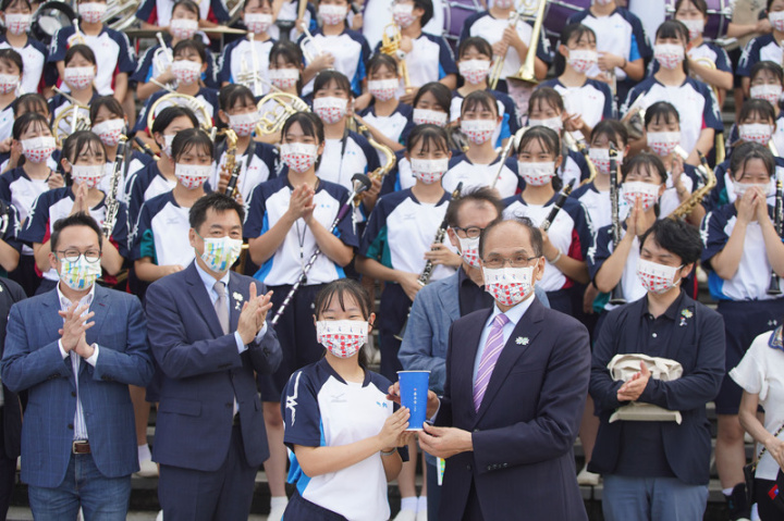 日本京都橘高校吹奏部應邀將於雙十國慶大典演出，6日下午在兩廳院戶外廣場彩排。擔任國慶籌備委員會主任委員的立法院長游錫堃（前右）到場致意，並送上台灣特色飲品珍珠奶茶給學生。