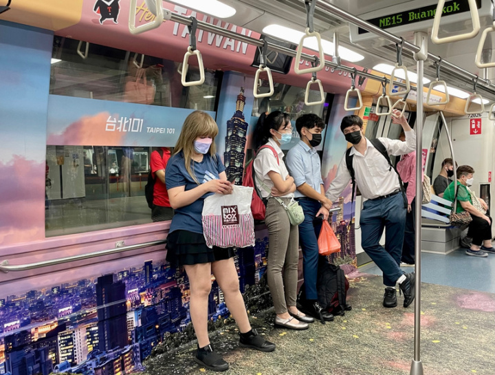 交通部觀光局新加坡辦事處在新加坡地鐵車廂推出沈浸式廣告，主打台北101等知名景點的模擬實景。