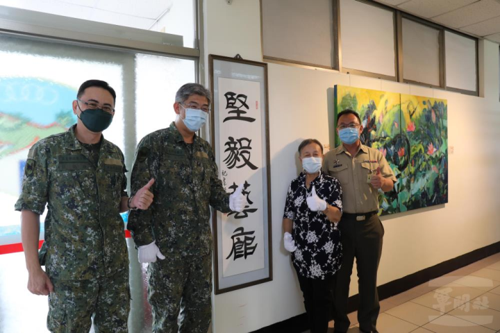 陸軍5支部「堅毅藝廊揭牌典禮」由指揮官梁少將主持，彰化青溪新文藝學會理事長常連芳共同參與儀程。（陸軍第十軍團提供）