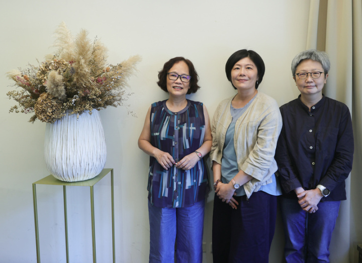 「我台北，我街道2： 那些所有一切的並存」新書分享會2日下午在台北舉行，全書主編李金蓮（左起）、參與作家劉梓潔及徐淑卿出席。