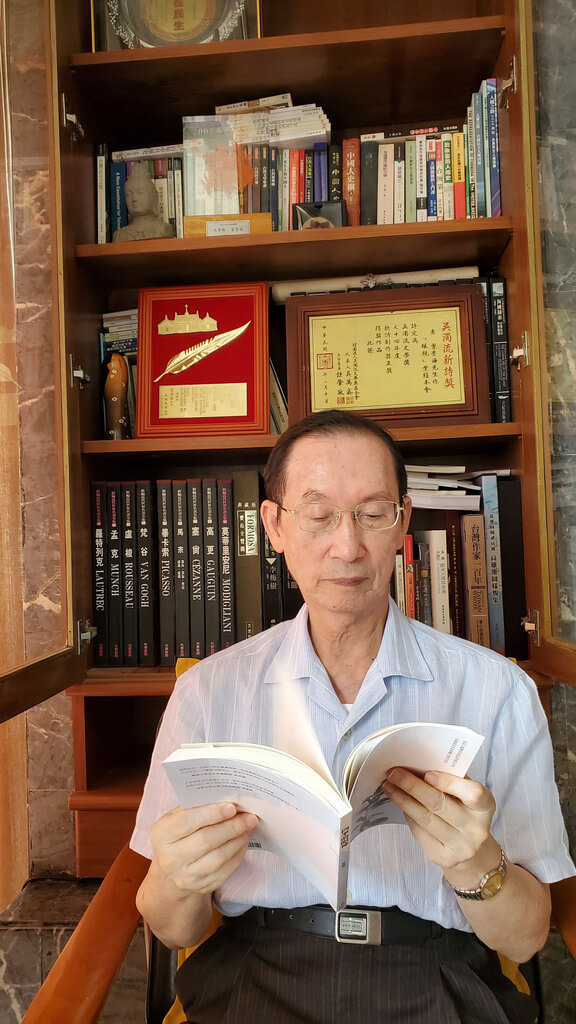 詩人醫師曾貴海作品由客家委員會翻譯成西班牙語及英語，客委會1日表示，其作品獲得厄瓜多國際詩人獎，這也是獎項15年來首次頒發亞洲詩人。（客委會提供）