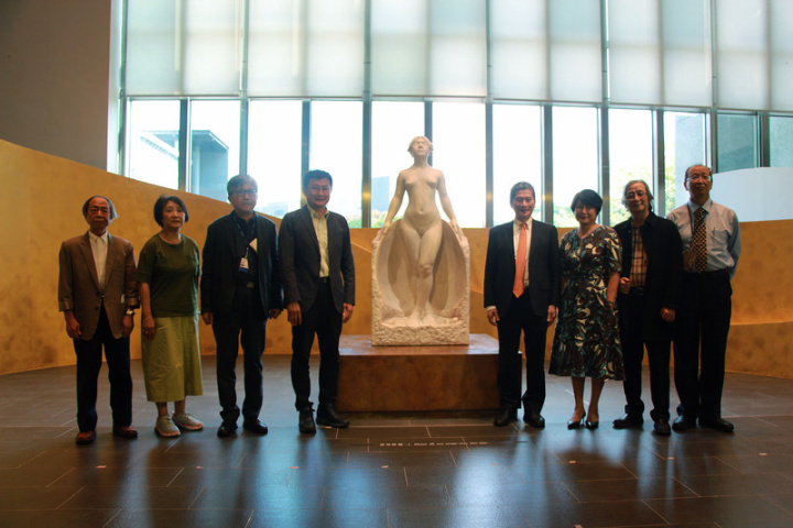 國立台灣美術館29日舉辦藝術家黃土水雕塑作品「甘露水」入藏見證典禮，文化部長李永得（右4）、國藝會董事長林曼麗（右3）、無黨籍立委黃國書（左4）等人出席。