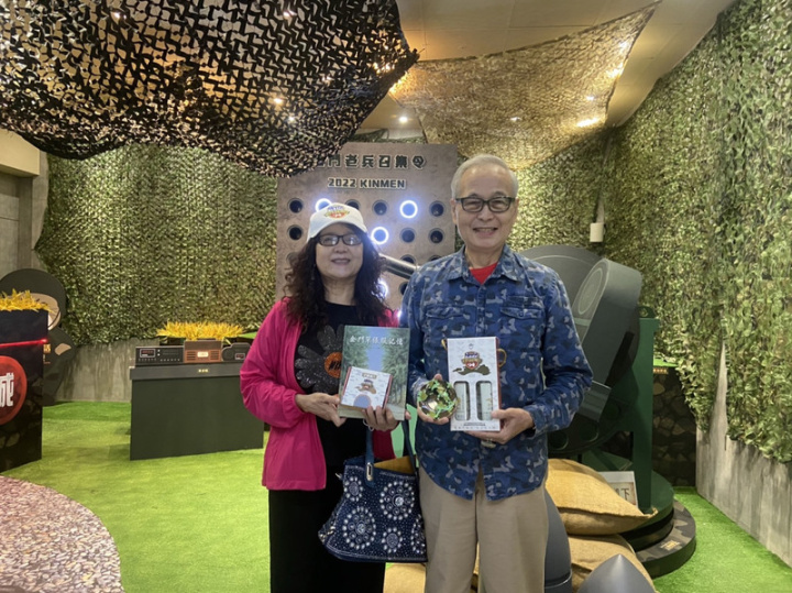 金門老兵召集令進入第5年，今年活動15日正式起跑，一早就有民眾到尚義機場服務櫃台報到兌換紀念禮品，並肯定活動相當有意義，還說明年要再回來參加。（金門縣政府提供）