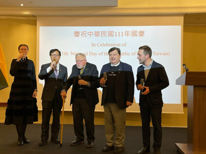 駐立陶宛台灣代表處10日舉行國慶酒會，自由民主新立陶宛「國父」維陶塔斯．藍斯柏吉斯（左3）、立陶宛1990年恢復獨立宣言簽署人琴格里斯（右2），以及國會友台小組兩位副主席莎卡利埃內（左1）與馬提約沙帝斯（右1）應駐立代表黃鈞耀（左2）邀請出席致意。（駐立陶宛台灣代表處提供）