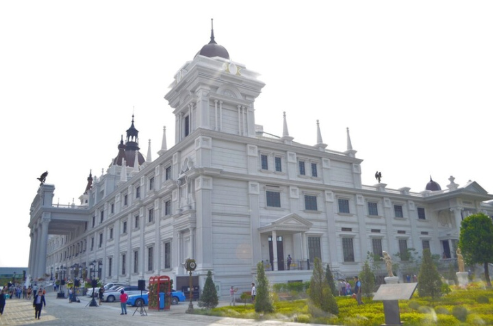 占地1萬5000坪位於嘉義縣大林的佐登妮絲城堡，近日試營運，華麗氣派的歐洲宮廷建築，如「台版凡爾賽宮」，彷彿讓人秒飛歐洲。