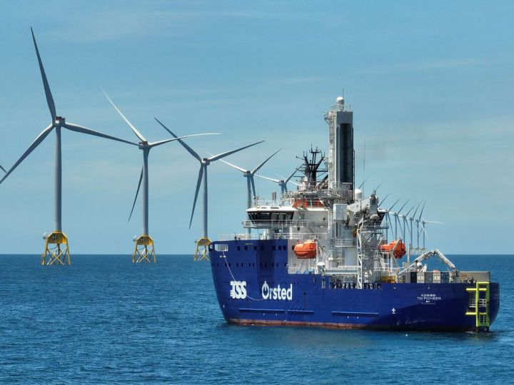 沃旭的大彰化東南及西南第一階段離岸風場，裝置容量達900MW，不僅是台灣、也是亞太區首座大規模風場，除距岸最遠至60公里，圖為沃旭替風場量身打造的台灣籍運維作業船（SOV）大三商領航號的工作情況。（沃旭提供）