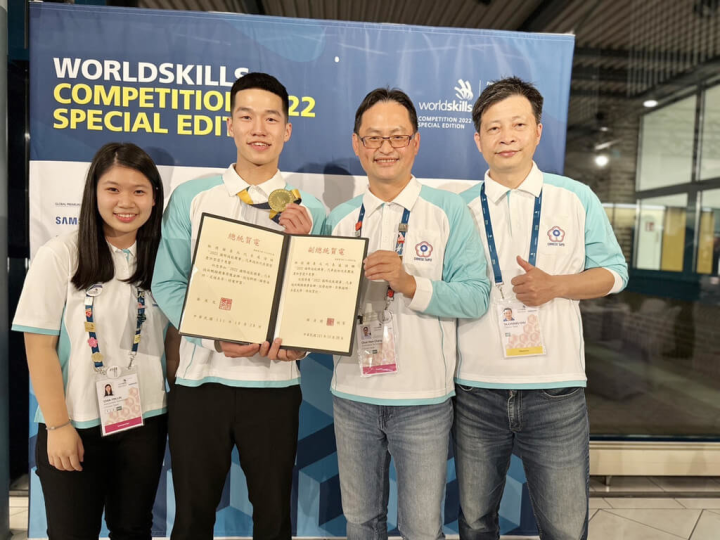 師大工教系學生詹許堃（左2）勇奪國際技能競賽汽車技術職類金牌，讓裁判長張俊興（右2）、指導老師朱大江（右）與有榮焉。（駐德代表處提供）