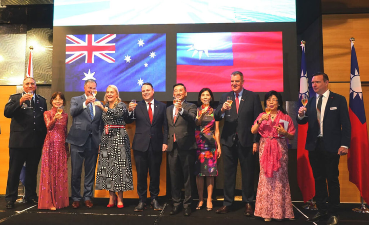 多位澳洲政要及當地僑領出席布里斯本雙十國慶酒會。駐布里斯本台北經濟文化辦事處處長陶令文（右5）在國慶酒會上致詞並與出席貴賓合影。（駐布里斯本台北經文處提供）