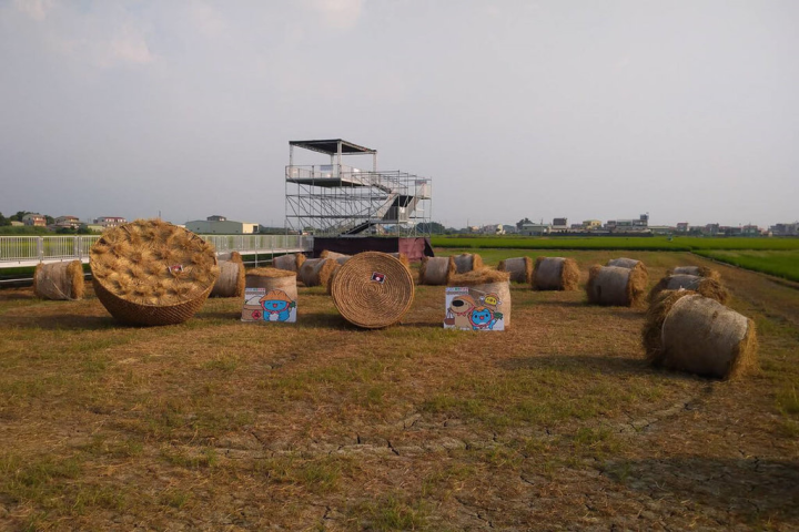 2022台南好米季將於8日在台南市後壁區菁寮田區開幕，稻田彩繪周邊田區還有大型稻草裝置藝術及稻草捲，展示稻草再利用價值。（台南市農業局提供）