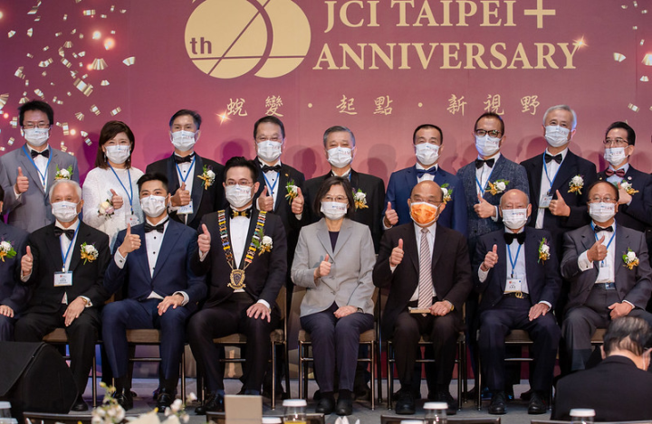 蔡英文總統1日晚間出席「台北市國際青年商會65週年慶典禮」