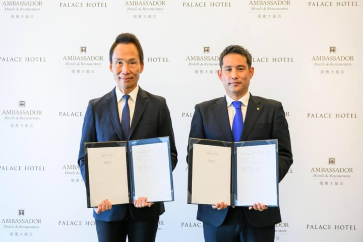 國賓與株式會社PALACE HOTEL於日本東京皇宮酒店簽署委託經營管理合約，台北國賓飯店重建後，將以全新共同品牌「國賓皇宮酒店」於2028年開業。圖左為國賓飯店董事長許育瑞，右為日本Palace Hotel社長吉原。（國賓提供）