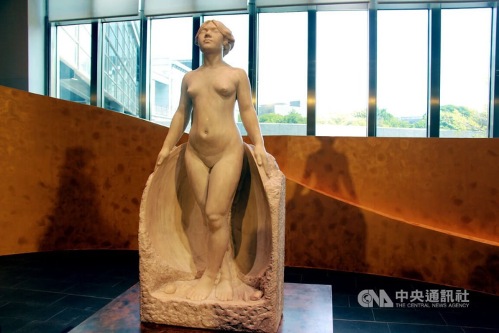 An iconic nude sculpture created by Huang Tu-shui is displayed at the National Taiwan Museum of Fine Arts Saturday. CNA photo Oct. 29, 2022