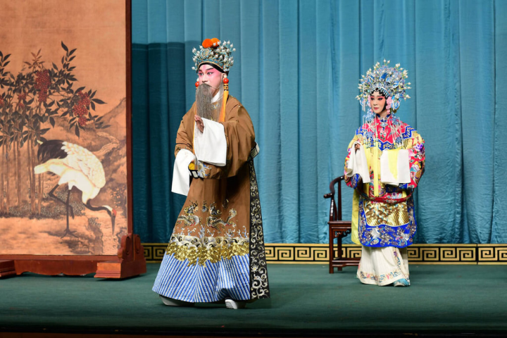 京劇大師李寶春新編大戲「京崑戲說長生殿」11月將在台北國家戲劇院登場，崑劇演員溫宇航（左）將詮釋唐明皇，京劇演員孔玥慈（右）則飾演楊貴妃，融合京崑，在傳統中求創新。（辜公亮文教基金會提供）