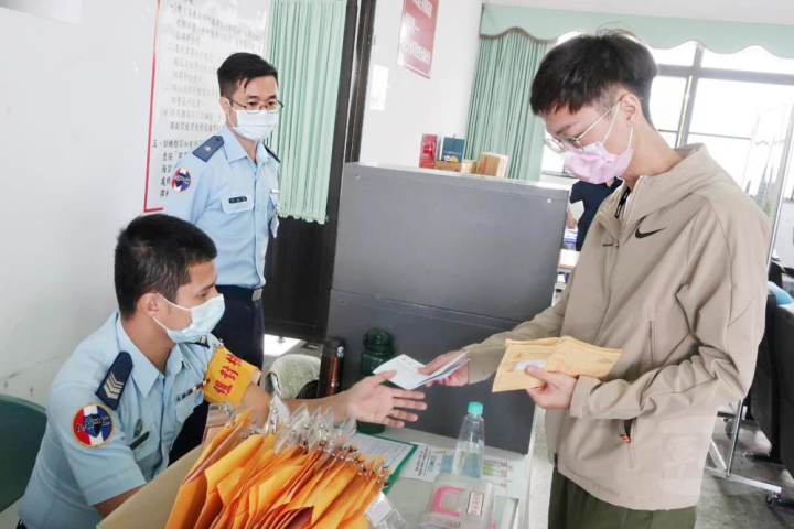 國防部軍備局生產製造中心第401廠19日執行軍事勤務召集訓練，召員接獲動員令後，依時依令完成報到。（軍備局第401廠提供）