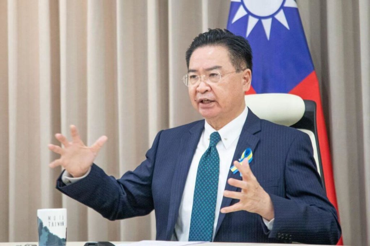 外交部長吳釗燮在專訪中推崇烏克蘭人民奮勇起身抵禦侵略者的精神，深刻感動了台灣人民。（外交部提供）