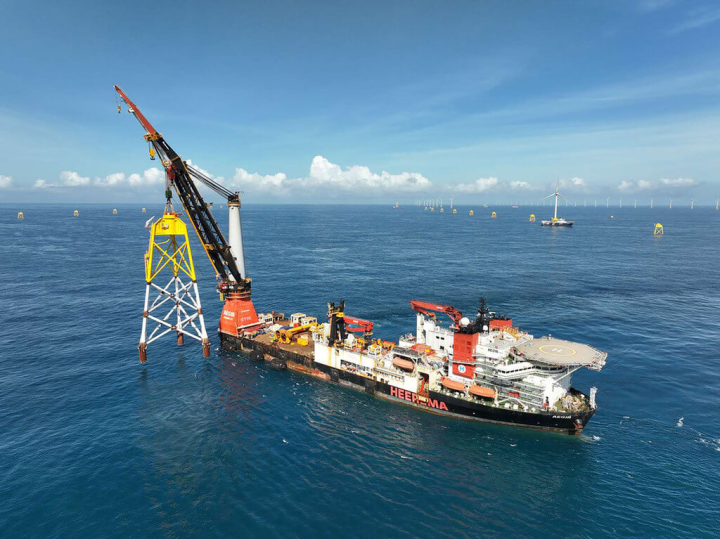 今年底，台灣將有200支風機矗立在西部沿海，史上最大綠能投資潮逐漸進入開花結果階段，衍生的人力需求也相當龐大。（沃旭提供）