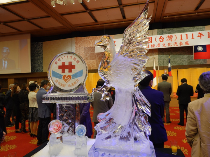 駐日代表處5日在東京舉行國慶晚會，主題為「百年友好，命運與共」。會場布置台灣藍鵲冰雕，藉以凸顯合作禦敵守巢的特性，具「守土衛國、你我同行」意涵。