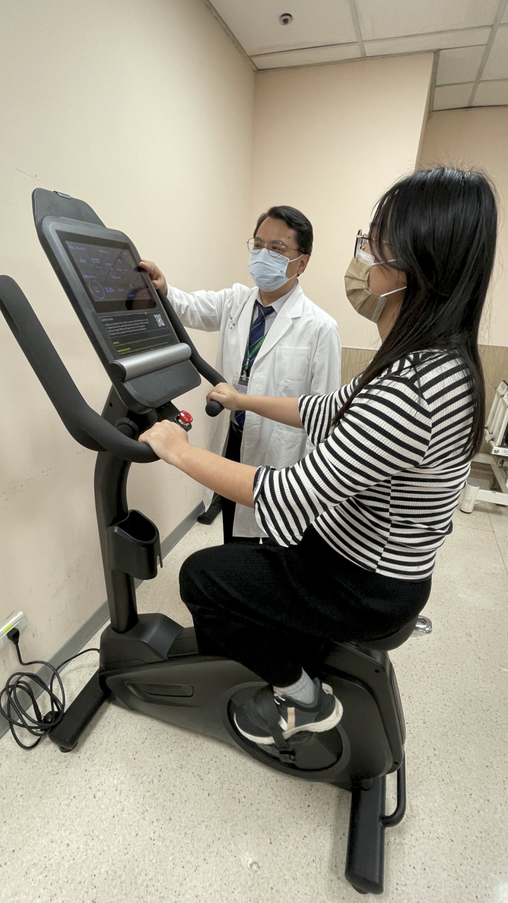 復健科醫師周立偉指導患者使用「離心型腳踏車」訓練心肺功能。(圖為情境照非當事人)