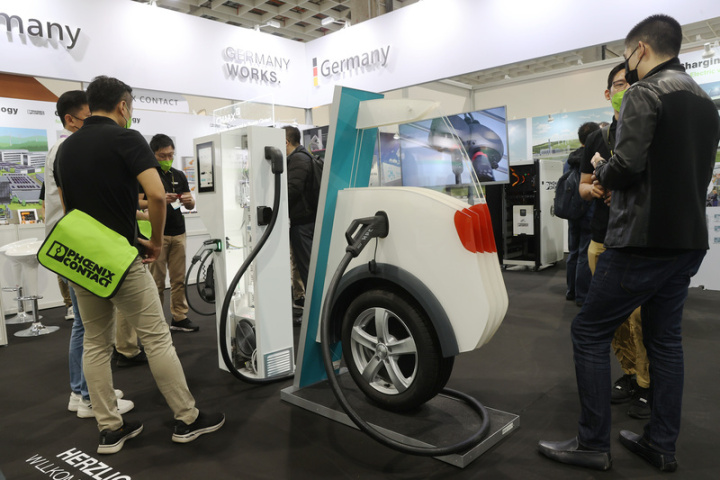 「2022台灣國際智慧能源週開幕典禮」19日在台北南港展覽1館舉行，今年台灣國際智慧能源週共1000個攤位，共有12國業者、6個國家館參展。圖為德國館。