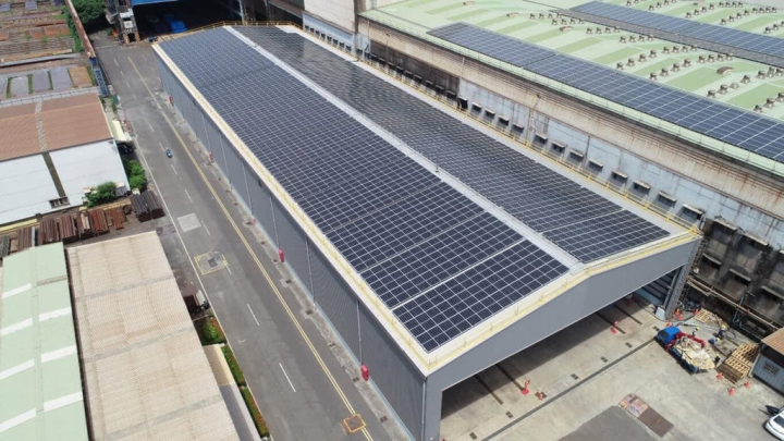 台船公司3日表示，為響應政府綠能政策，履行用電大戶義務，委託子公司台船防蝕設計規劃建置的第1期太陽能再生能源發電設備已完工。圖為已完工的太陽能設備。（台船提供）