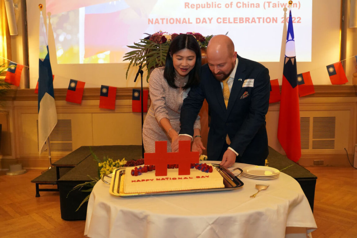 駐芬蘭代表處代表張秀禎（左）與芬蘭國會友台小組主席凱爾納（Mikko Kärnä，右）在4日舉辦的國慶酒會，共同切下中華民國國慶蛋糕。（駐芬蘭代表處提供）