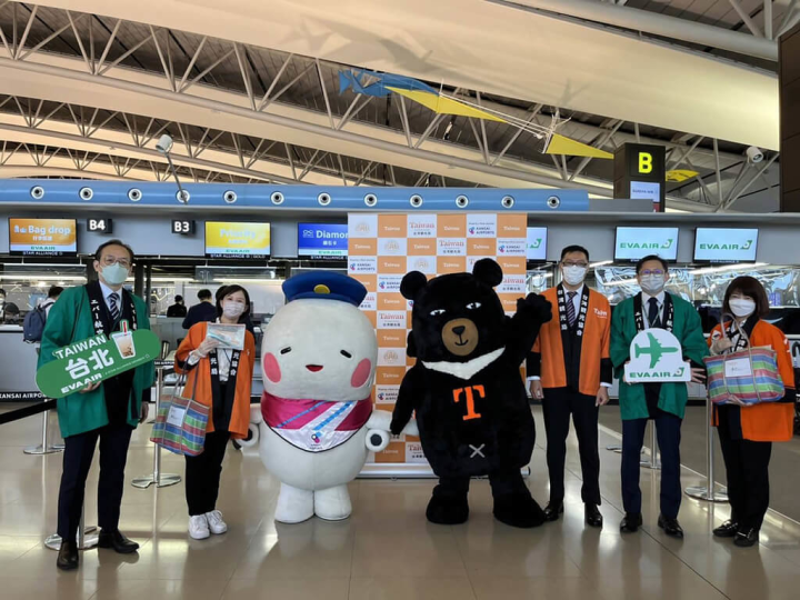 台灣自13日起實施開放入境檢疫「0+7」的措施，台日重啟觀光往來。交通部觀光局大阪辦事處與大阪觀光局等在關西國際機場合辦祝賀儀式。（交通部觀光局大阪辦事處提供）