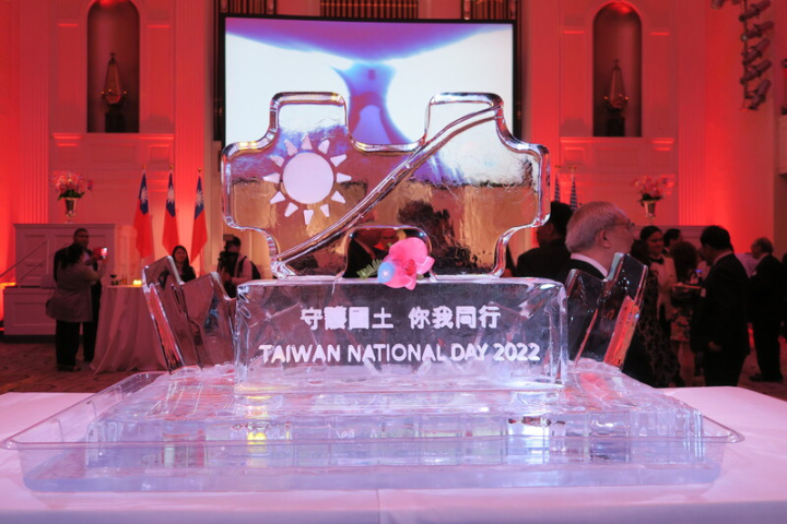 駐紐約辦事處6日舉辦中華民國111年國慶酒會，公園大道583號宴會廳中央放置雙十冰雕及國旗蘭花。