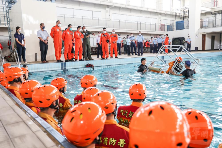 國軍空勤人員求生訓練中心學員進行求生訓練。