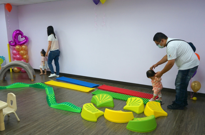 花蓮新秀公共托嬰中心位於新城鄉青年安心住宅D棟1樓，25日日下午正式開幕，不少家長帶著孩子到場參觀中心設備。