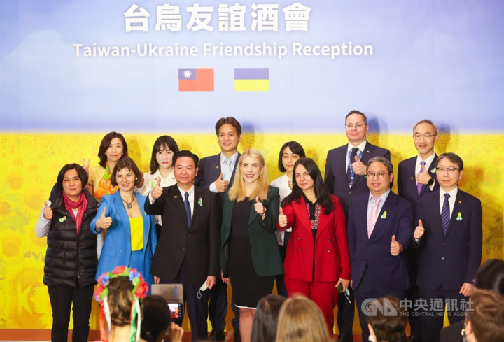 Taiwan politicians and Taiwan-Ukraine Parliament Members Friendship Association members pose together for a photo at the Taiwan-Ukraine Friendship reception held at Taipei Guest House on Wednesday. 