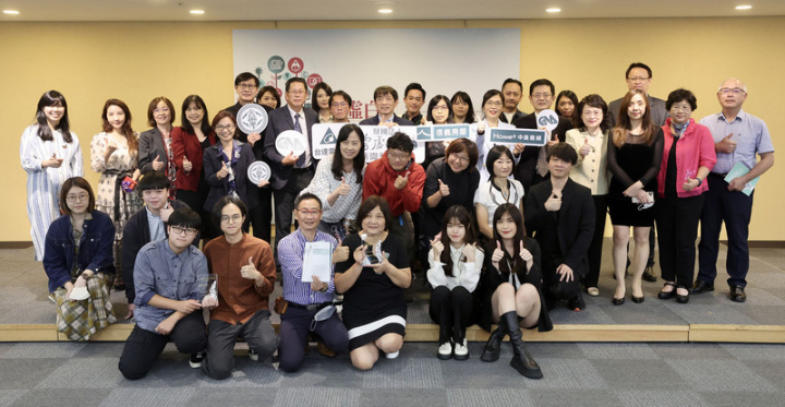 第48屆曾虛白先生新聞獎暨2022台達能源與氣候特別獎頒獎典禮26日下午在台北舉行，獲獎者和與會來賓在頒獎後一同合影留念。